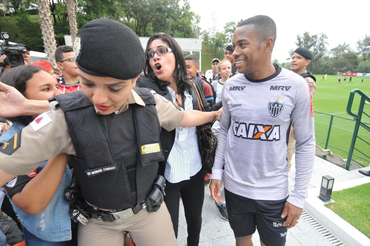 Robinho recebeu carinho de crianas do grupo Vibrante Mirim, de Ibirit-MG, que tem parceria com a PM