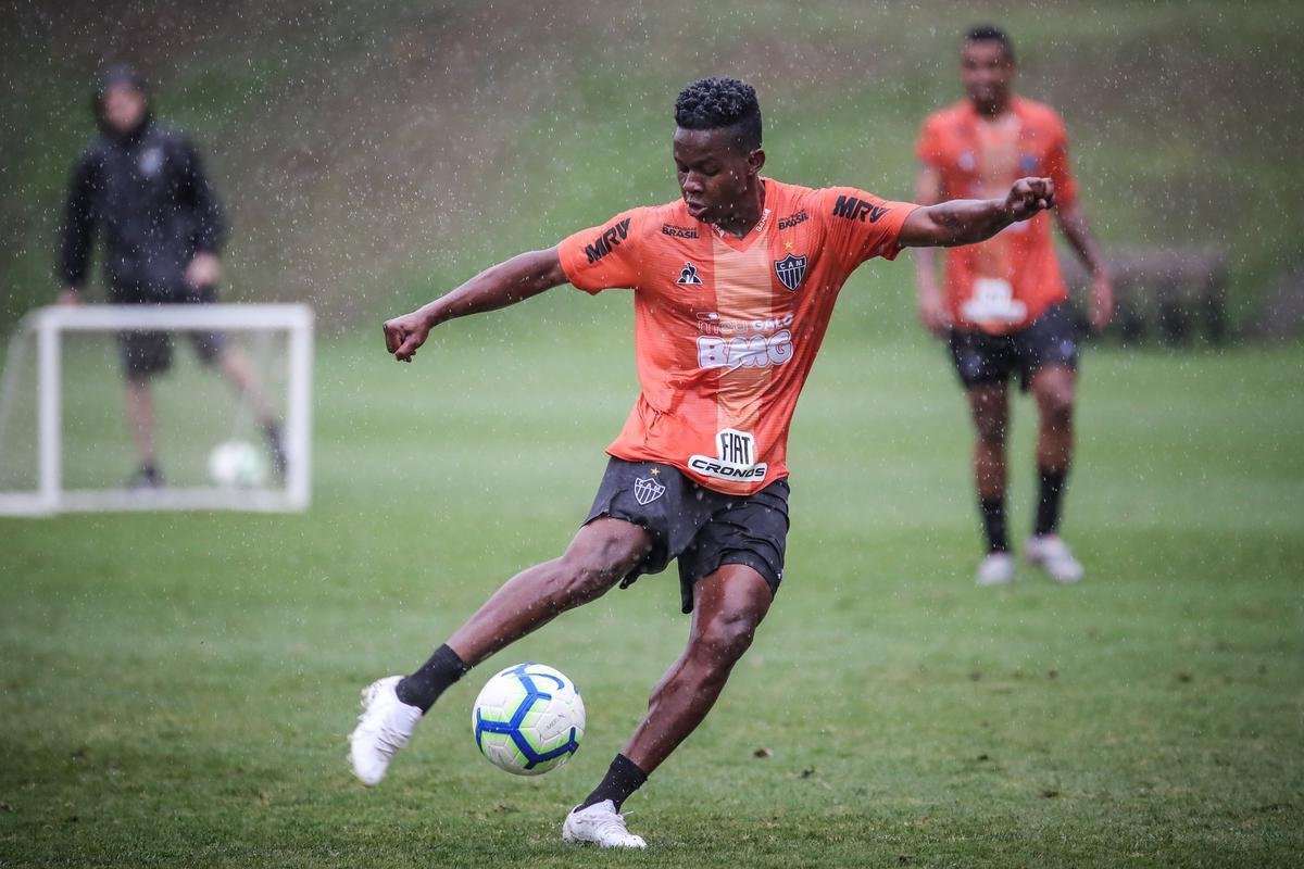 Atltico treina com Victor e Jair em campo; veja fotos