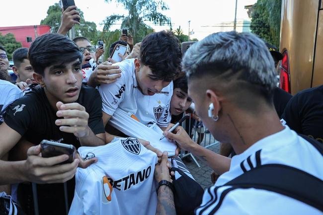 No fim da tarde desta sexta-feira (4/3), delega��o do Atl�tico desembarcou em Governador Valadares, onde enfrentar� o Democrata pelo Campeonato Mineiro.