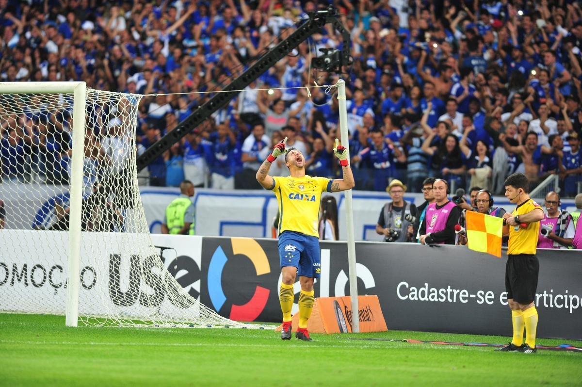 Fbio foi decisivo nos pnaltis, fez trs defesas e colocou o Cruzeiro nas semifinais da Copa do Brasil