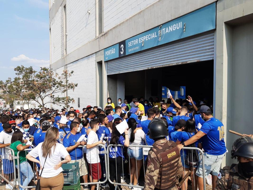 Torcida do Cruzeiro chega ao Independncia para o primeiro jogo com pblico no estdio durante a pandemia