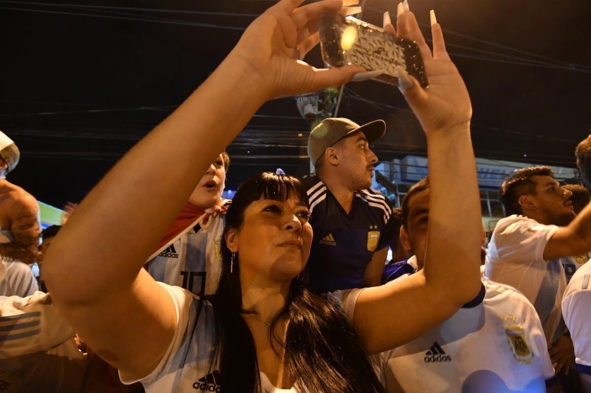 Torcedores de Argentina e Paraguai na chegada ao Minero para duelo pela Copa Amrica