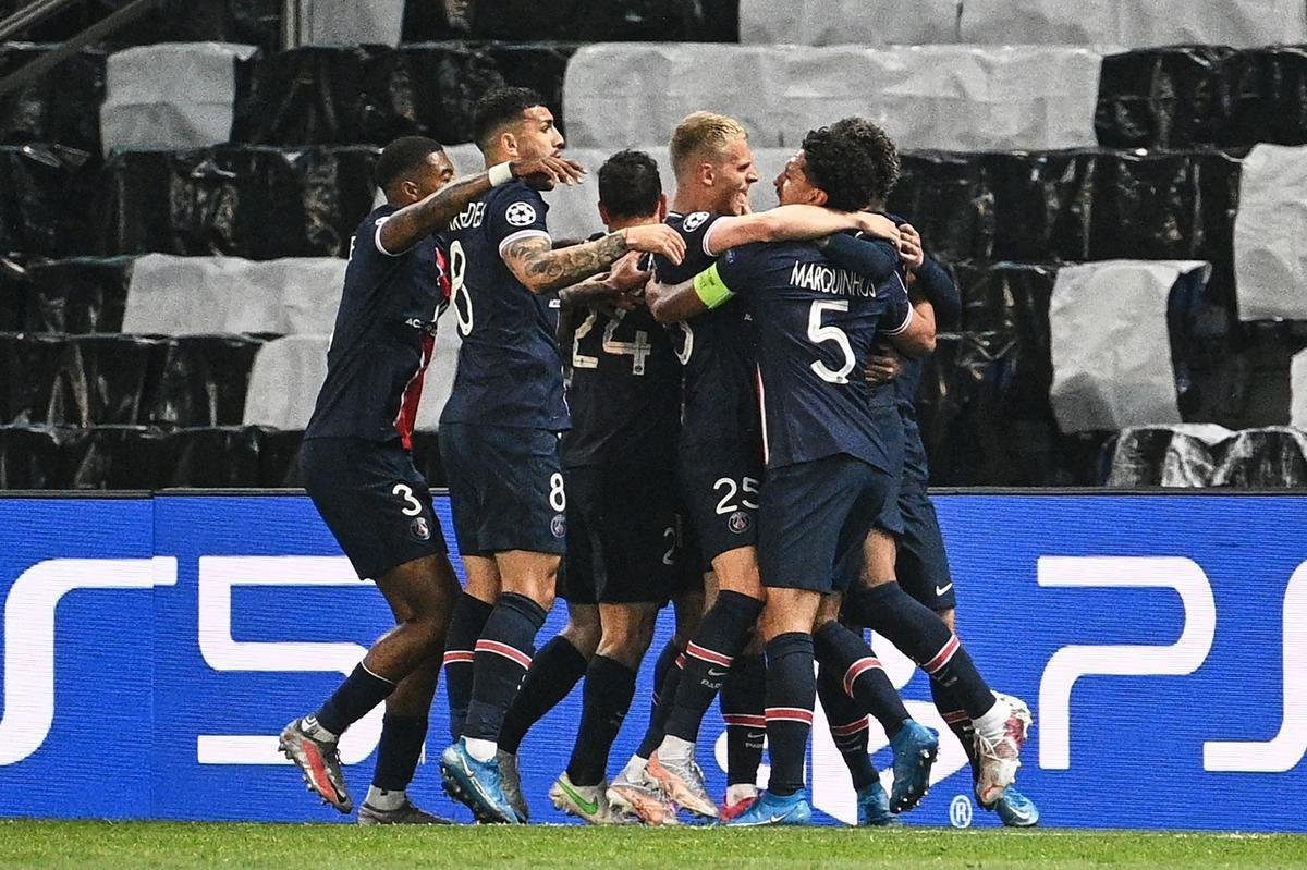 Fotos do gol de Marquinhos, do PSG, sobre o Manchester City no primeiro jogo da semifinal da Liga dos Campees, no Parque dos Prncipes, em Paris