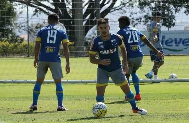 Mano Menezes comandou treino tático em seu segundo dia no retorno ao Cruzeiro