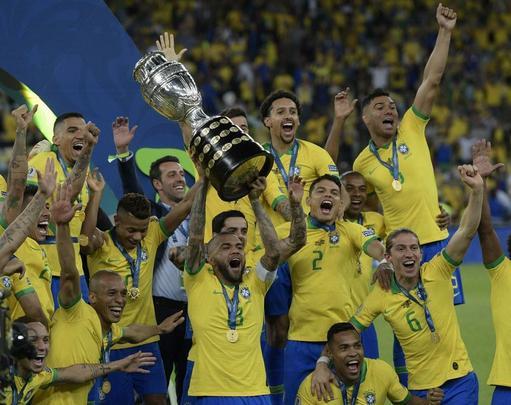 Seleção Brasileira derrota Peru por 3 a 1, conquista Copa América e ergue a taça no Maracanã; veja as fotos da festa do Brasil