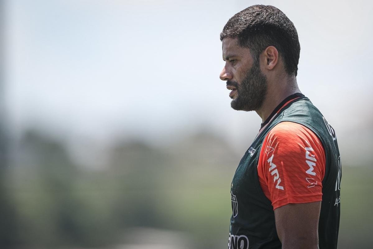 Com seriedade, mas tambm descontrao, o Atltico treinou sob sol forte na manh desta sexta-feira (21), na Cidade do Galo, em Vespasiano. Este foi o quinto dia de pr-temporada para o clube mineiro em 2022, sob o comando do tcnico argentino Antonio 'El Turco' Mohamed. Novas baixas, o volante Allan e o atacante Keno testaram positivo para COVID-19 e no participaram das atividades (ambos cumprem perodo de sete dias de isolamento social).