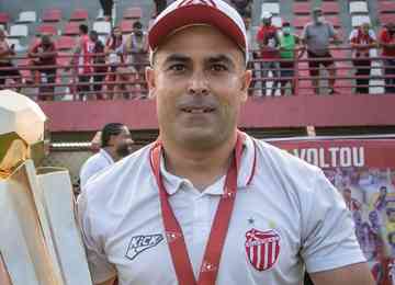 Treinador deixou comando do Leão após vice-campeonato do Troféu Inconfidência; profissional de 43 anos deve substituir Roger no time de São João del-Rei