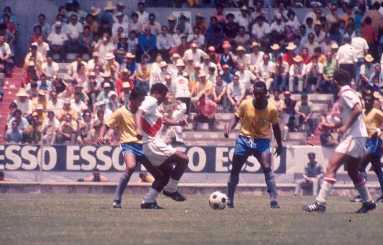 Lance do jogo de futebol entre Brasil e Peru, vlido pela Copa do Mundo de 1970