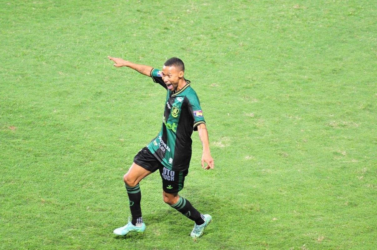 Ademir marcou dois gols na etapa final e colocou o Amrica em vatagem: 2 a 0
