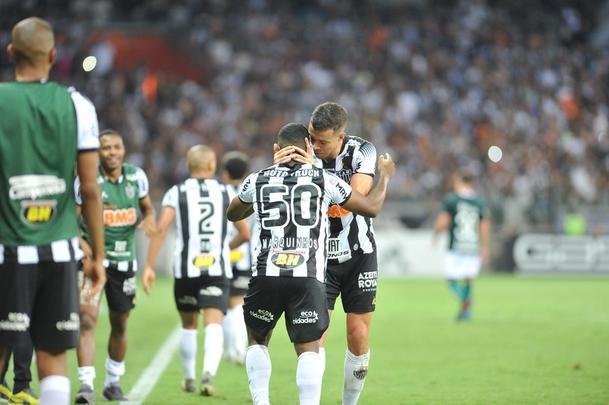 Marquinhos abriu o placar para o Atltico em chute cruzado: 1 a 0