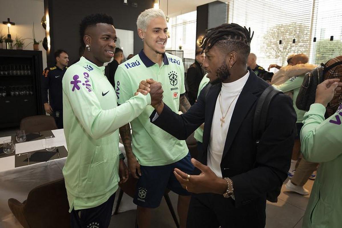 Nesta segunda-feira, os atletas que defendem clubes europeus comearam a se apresentar em Turim. Com isso, a Seleo Brasileira aguarda apenas a chegada de Marquinhos e Neymar 