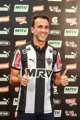 Thiago Ribeiro - Defendeu o Cruzeiro entre 2008 e 2011. Nesse período, marcou 49 gols em 147 jogos e conquistou duas vezes o Campeonato Mineiro (2009 e 2011). Anos depois, já em 2015, o atacante foi emprestado pelo Santos ao Atlético. Na primeira temporada, foi bem e marcou 10 gols em 38 jogos. No ano seguinte, participou de apenas três partidas e na balançou as redes.