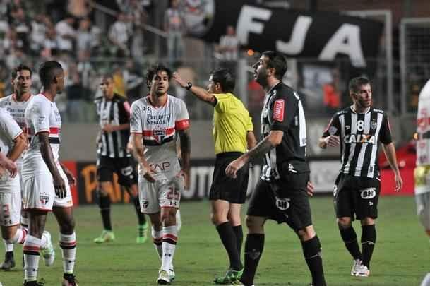 Carlos ampliou para o Atltico no Independncia e fez a festa da torcida