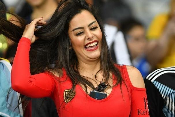 Larissa Riquelme manteve tradio de colocar celular entre os seios, foi calorosa com torcedores e apoiou Paraguai de forma efusiva no Mineiro