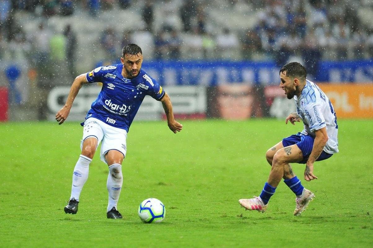 No segundo tempo, Cruzeiro n�o conseguiu a rea��o, levou bola na trave e ainda perdeu um p�nalti com o meia Thiago Neves. Torcida se revoltou e atirou sinalizadores em campo