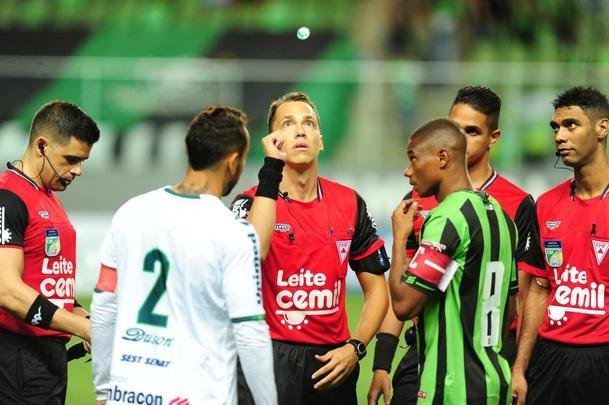 Fotos do duelo entre Amrica e Caldense, no Independncia, pela primeira rodada do Mineiro
