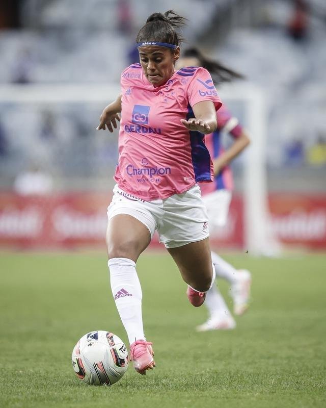 Em preliminar de Cruzeiro x Ituano pela Srie B, o time feminino da Raposa, conhecido como Cabulosas, goleou o Araguari por 8 a 0 pela terceira rodada do Campeonato Mineiro Feminino. Equipe cruzeirense estreou o uniforme rosa, confeccionado pela Adidas em homenagem  campanha Outubro Rosa, de conscientizao contra o cncer de mama