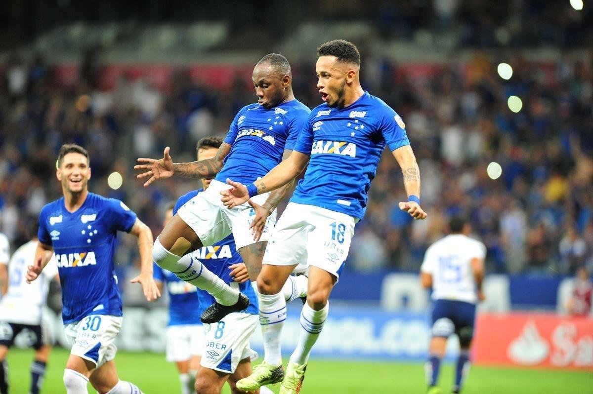 Sass marcou de pnalti e deu a tradicional sarrada no ar: Cruzeiro 3 a 0