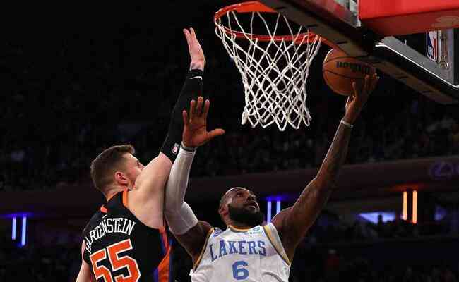 LeBron James e Isaiah Hartenstein em New York Knicks x Los Angeles Lakers, nessa tera-feira