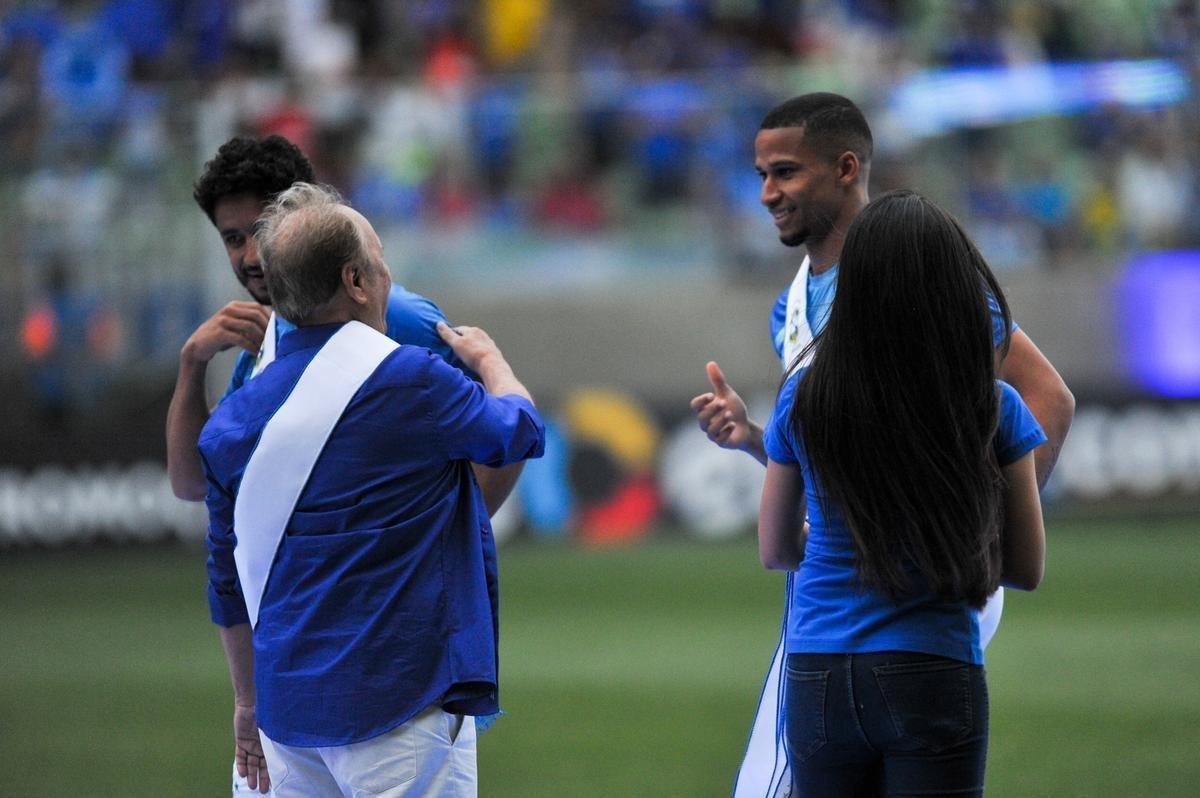 Jogadores, integrantes da comisso tcnica e dirigentes do Cruzeiro recebem faixas alusivas ao ttulo da Copa do Brasil
