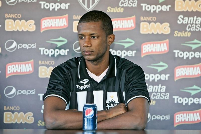 Gilberto - Aps se destacar no Campeonato Catarinense com a camisa do Marclio Dias, o volante chegou ao Atltico por emprstimo, mas pouco jogou. Sua passagem pelo Galo foi discreta e o jogador s atuou em apenas 6 partidas sem marcar nenhum gol. No fim da temporada, a diretoria anunciou a resciso do contrato com o atleta. Dias depois, foi anunciado como reforo pelo Amrica.