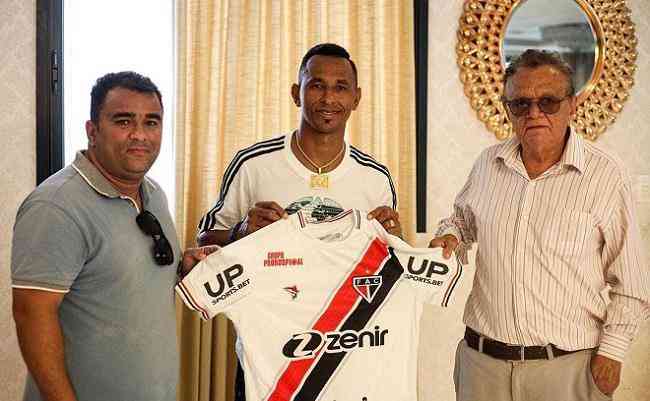 Ciel assinou contrato com o Ferrovirio ao lado de Valmir Arajo, diretor de futebol, e o executivo Raul Santos