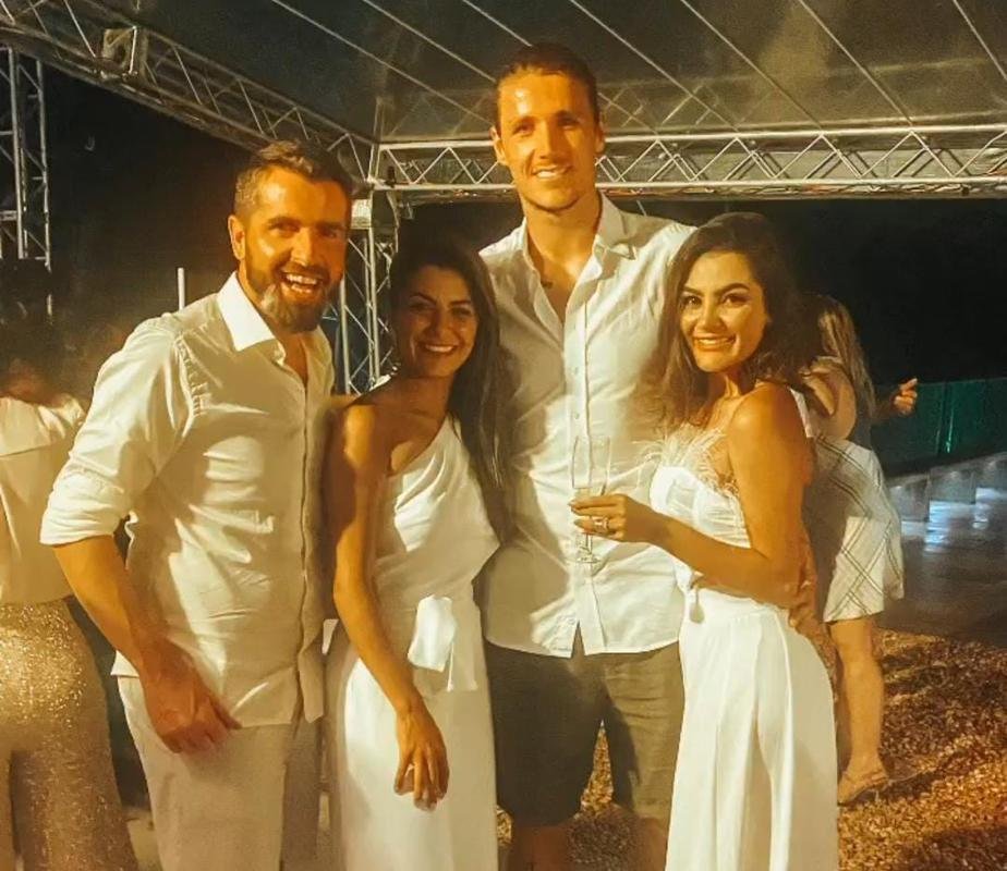 Zagueiro Iago Maidana ao lado da esposa e de amigos no Alphaville, em Belo Horizonte