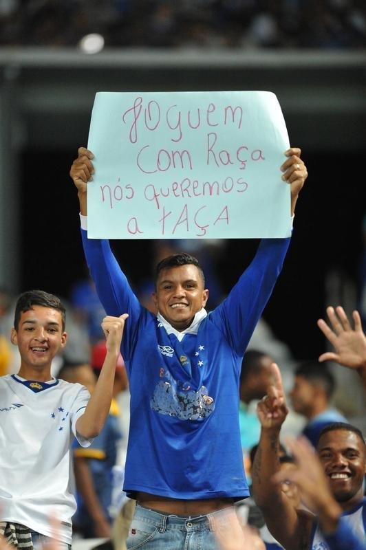 Chegada das torcidas de Cruzeiro e Grmio ao Mineiro para a semifinal da Copa do Brasil