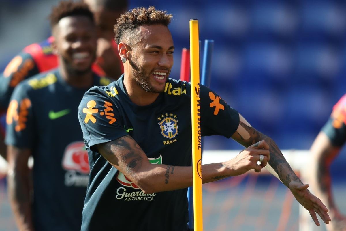 Veja imagens do treino da Seleção Brasileira, com Dedé em campo