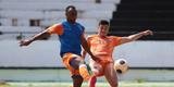 Jogadores do Santa Cruz treinaram no est�dio do Arruda, j� apresentando trabalhos com bola no gramado, sob a supervis�o do t�cnico Itamar Sch�lle. Todos os atletas e os membros da comiss�o t�cnica seguem submetidos �s medidas de afastamento social.