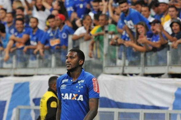 Veja imagens de Cruzeiro x Figueirense, que fizeram jogo movimentado no Mineiro