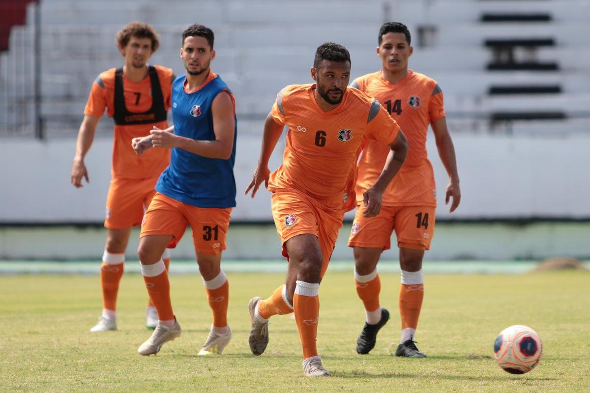 Jogadores do Santa Cruz treinaram no estádio do Arruda, já apresentando trabalhos com bola no gramado, sob a supervisão do técnico Itamar Schülle. Todos os atletas e os membros da comissão técnica seguem submetidos às medidas de afastamento social.