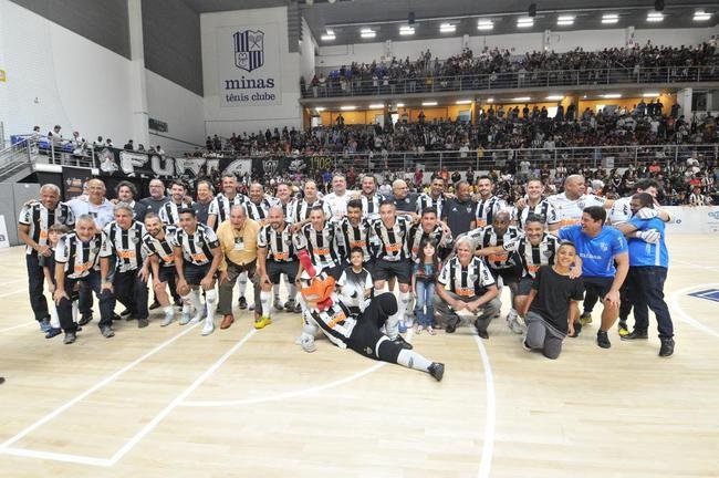 Jogo festivo e solid�rio reuniu craques do futsal mineiro em BH