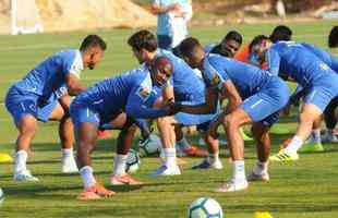 Cruzeiro fez nesta segunda-feira  tarde, na Toca da Raposa II, o ltimo treino em Belo Horizonte antes da partida contra o Internacional, quarta, no Beira-Rio, pela semifinal da Copa do Brasil. O tcnico Rogrio Ceni deve escalar Fbio; Edilson, Ded, Fabrcio Bruno (Leo) e Egdio (Dod); Henrique e Robinho; Marquinhos Gabriel; Thiago Neves e David; Pedro Rocha. Servindo  Seleo Colombiana, Orejuela est fora do jogo.