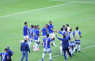 10- Arrancada inicial na Srie B (agosto): o Cruzeiro comeou bem a sua caminhada na segunda diviso ao ganhar os primeiros trs jogos, contra Botafogo-SP (2 a 1, no Mineiro), Guarani (3 a 2, no Brinco de Ouro, em Campinas) e Figueirense (1 a 0, no Orlando Scarpelli, em Florianpolis). O excelente comeo pegou at mesmo o tcnico Enderson Moreira de surpresa. Ele havia estimado que a equipe brigaria contra o rebaixamento por pelo menos seis rodadas. De fato, a previso do comandante se confirmou, pois o time no manteve a sequncia positiva e caiu de rendimento na competio.