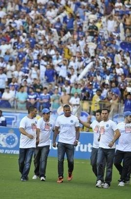 Jlio Baptista foi apresentado com uma novidade pelo departamento de marketing do Cruzeiro. O jogador entrou no gramado do Mineiro em um carro-forte e deu a volta no estdio. O veculo apresentava a frase: Patrimnio Scio do Futebol. Quando o meia desceu, ele foi saudado pelos torcedores e fogos foram lanados.

