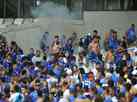 Torcida do Cruzeiro se revolta com derrota, depreda Mineiro e joga bombas com rebaixamento