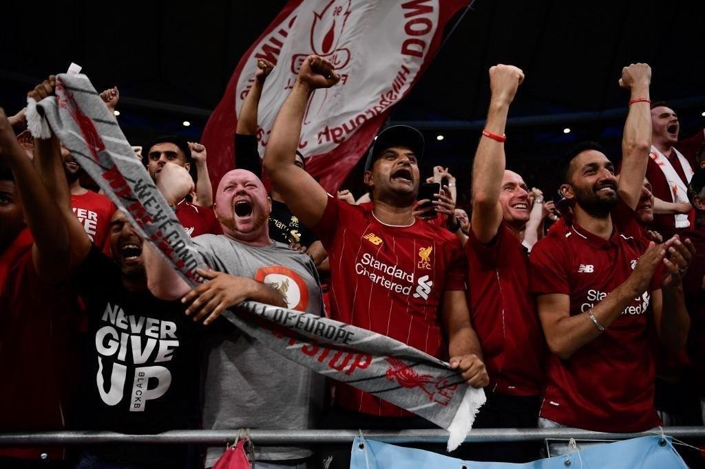 Nas ruas e no estdio, torcedores vibraram aps mais um ttulo do Liverpool