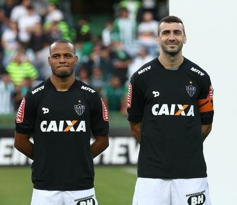 Com atuao ruim, Atltico  derrotado pelo Coritiba, por 2 a 0, no Couto Pereira, e fica mais distante do ttulo do Campeonato Brasileiro