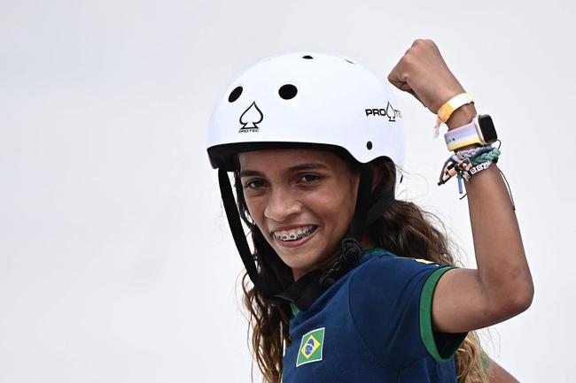 Brasileira Rayssa Leal, de 13 anos, conquista medalha de prata no skate street nos Jogos Olímpicos de Tóquio. Japonesas Momiji Nishiya (ouro)  Funa Nakayama (bronze) completaram o pódio