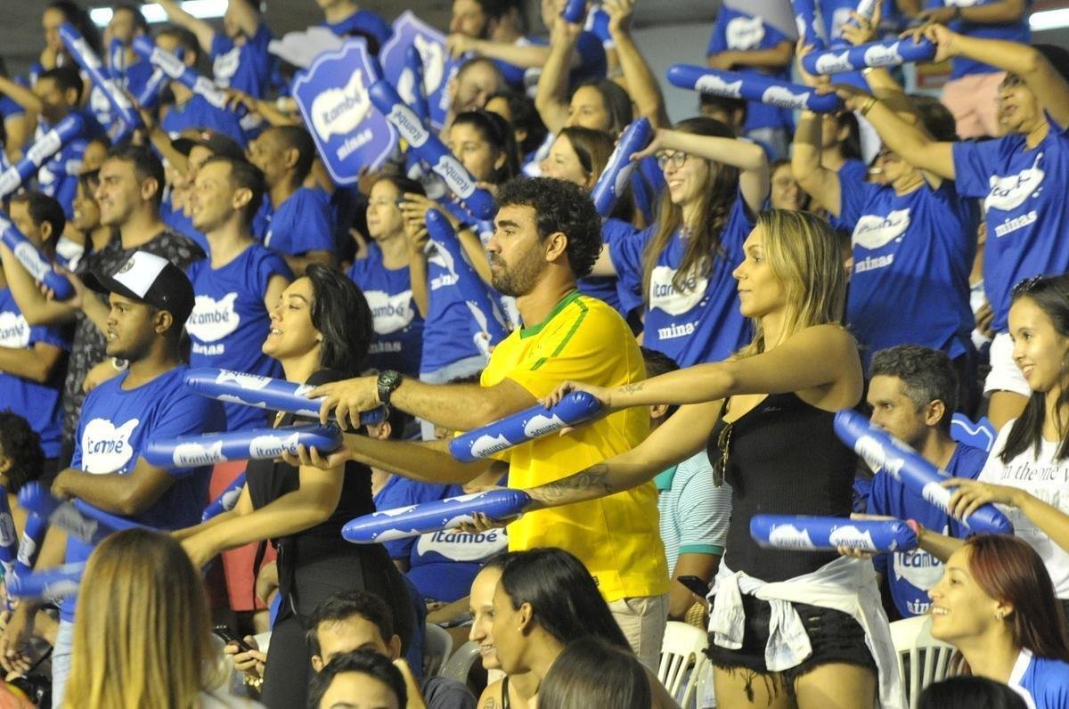 Veja fotos das torcidas na deciso da Superliga Feminina no Mineirinho