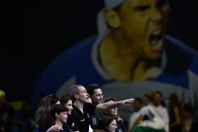 Cercado de amigos, familiares e com carinho do pblico, Bruno Soares se despediu oficialmente do tnis neste sbado (26), no Mineirinho, em BH. Multicampeo, tenista mineiro, de 40 anos, dividiu a quadra com Bob Bryan, Marcelo Melo e Rafael Matos