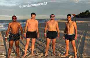 Ao lado dos amigos, Lucas Silva curtiu praia de Fortaleza, no Nordeste do pas