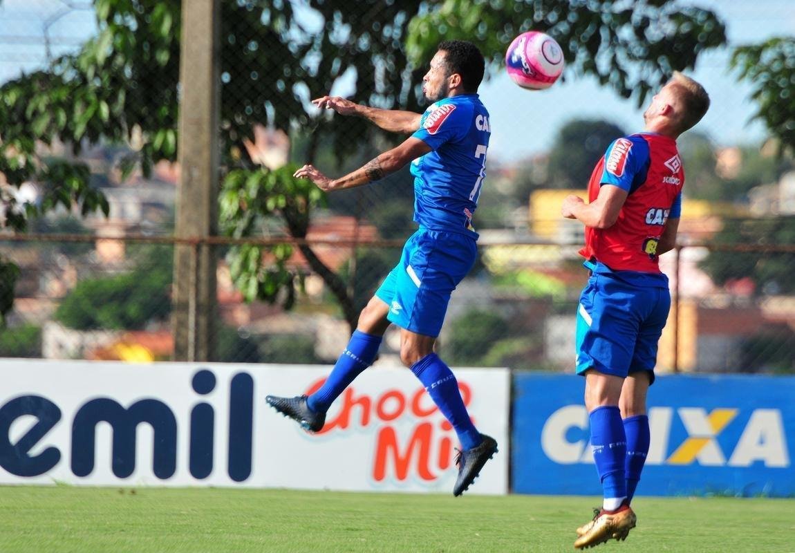 Sem Thiago Neves, que est com desgaste na panturrilha, Mano Menezes escalou o time titular do Cruzeiro no coletivo com Fbio; Lucas Romero, Leo, Murilo e Egdio; Henrique e Ariel Cabral; Robinho, Arrascaeta e Rafinha; Fred. Os reservas atuaram com Rafael; Arthur, Digo, Manoel e Marcelo Hermes; Lucas Silva, Nonoca e Bruno Silva; Rafael Marques, Rafael Sobis e Judivan