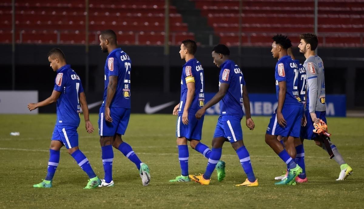 MAIO: Trs dias depois de perder o Campeonato Mineiro para o arquirrival, novo baque. O Cruzeiro perdeu nos pnaltis para o Nacional, do Paraguai, e foi eliminado da Copa Sul-Americana precocemente, ainda na primeira fase. O torneio era tratado como uma das prioridade na Toca da Raposa II. Em entrevista, o ento vice-presidente de futebol, Bruno Vicintin, destacou a importncia da competio em 2017.