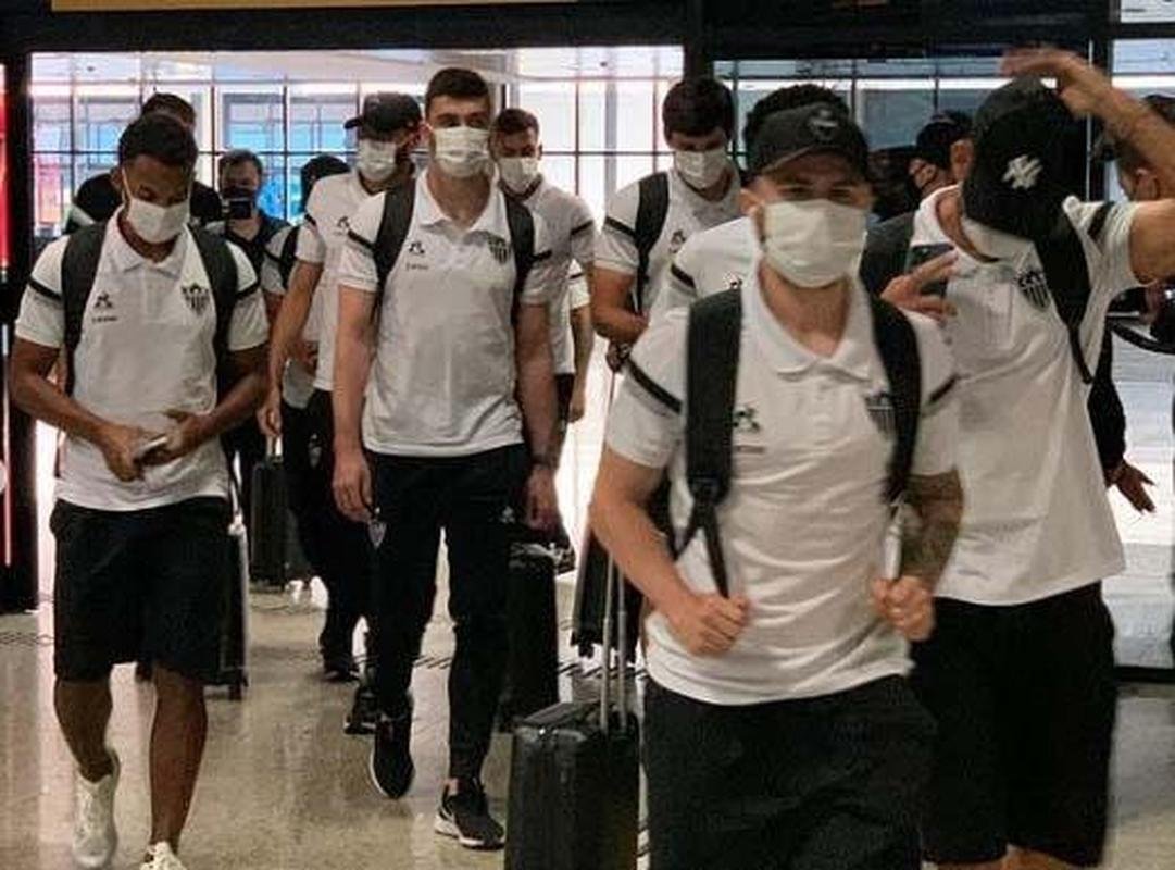 Jogadores foram recepcionados pelos atleticanos no Aeroporto Internacional Afonso Pena
