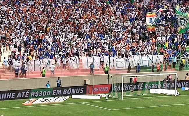 Torcedores do Cruzeiro protestaram contra a Minas Arena neste sbado (28/1), no duelo contra o Athletic, pelo Campeonato Mineiro