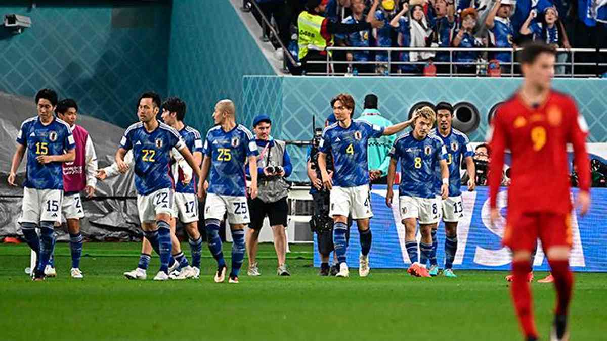 Fifa diz que bola não saiu em lance polêmico de Japão x Espanha; veja a  explicação