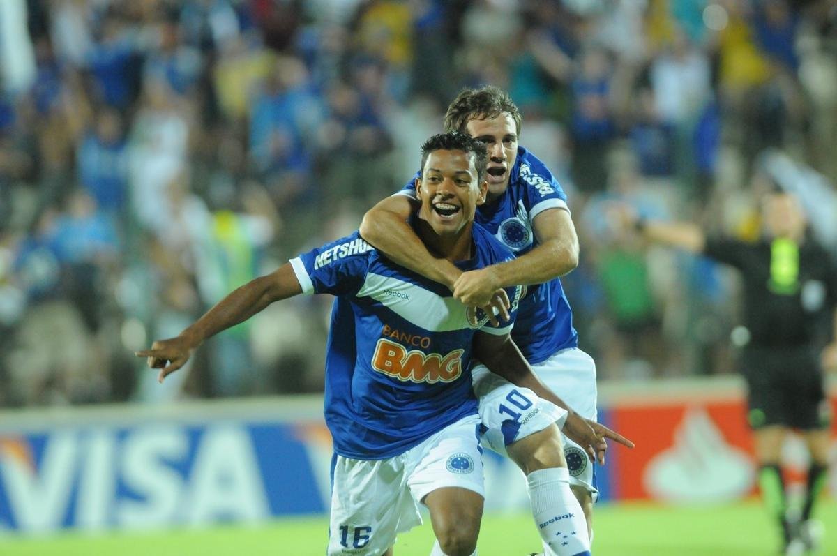 Na fase de grupos da Copa Libertadores de 2011, o Cruzeiro goleou o Estudiantes por 5 a 0, na Arena do Jacar, em Sete Lagoas. Os gols foram de Walyson, Montillo (dois, cada) e Roger. Foi a 'revanche' celeste contra o time argentino, de Juan Sebastin Vern, aps a perda da final da Libertadores em 2009, no Mineiro. 