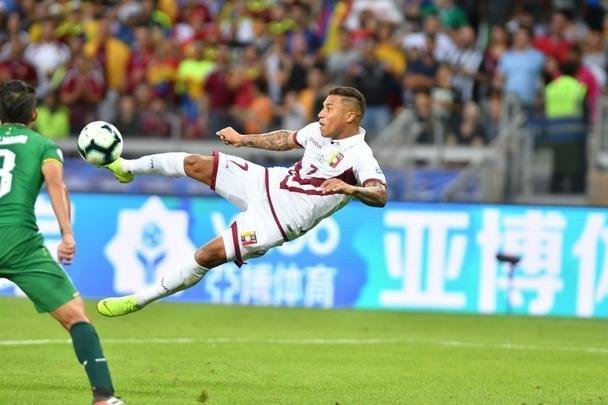 Imagens da partida entre Bolvia e Venezuela